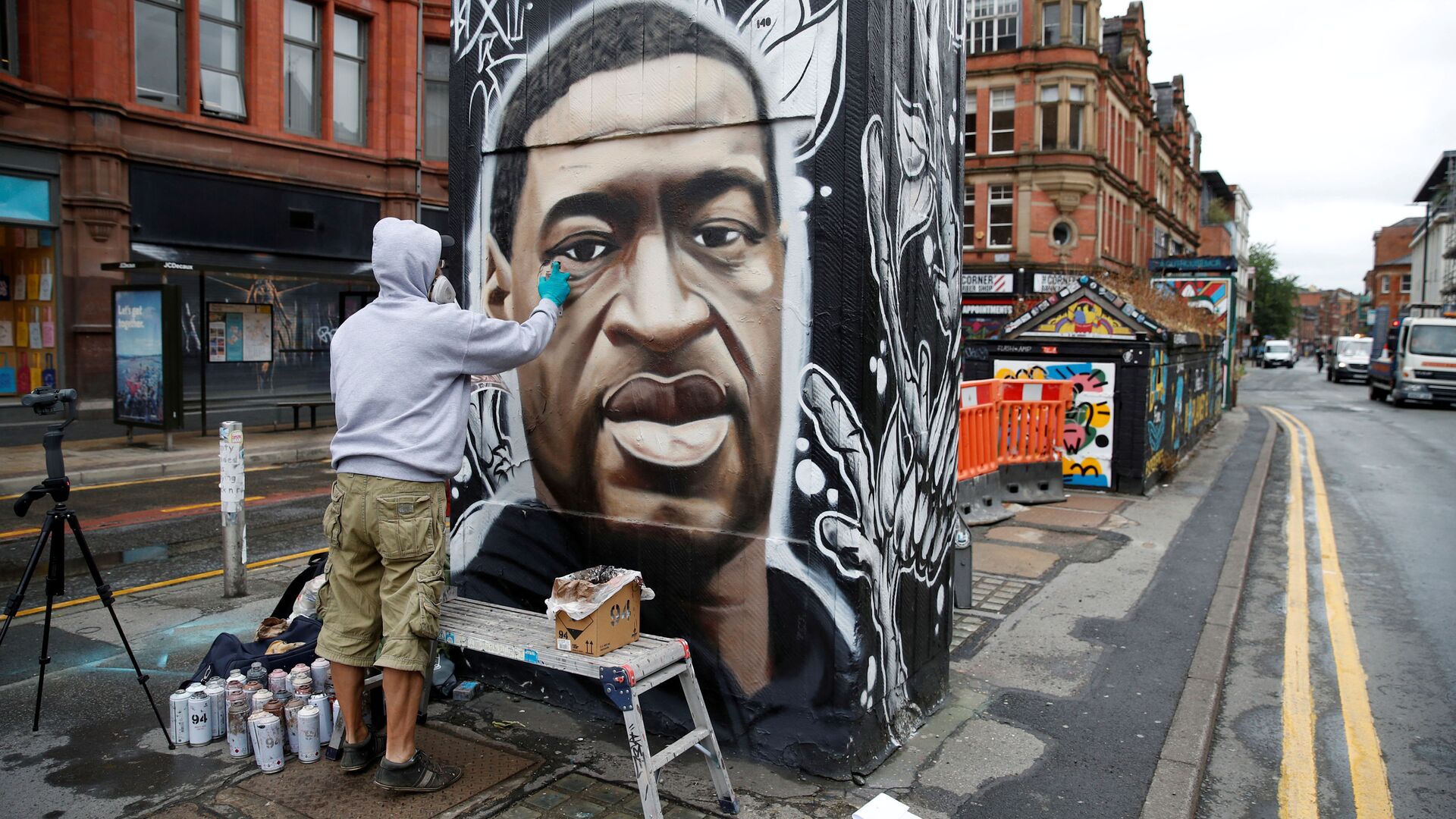  فنان الشوارع البريطاني أسكي، يرسم جدارية للمواطن الأمريكي من أصول أفريقية، جورج فلويد، في لندن، بريطانيا 3 يونيو 2020 - سبوتنيك عربي, 1920, 21.04.2021