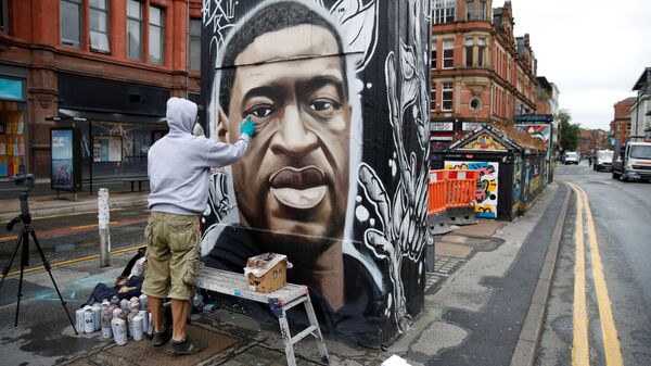  فنان الشوارع البريطاني أسكي، يرسم جدارية للمواطن الأمريكي من أصول أفريقية، جورج فلويد، في لندن، بريطانيا 3 يونيو 2020 - سبوتنيك عربي