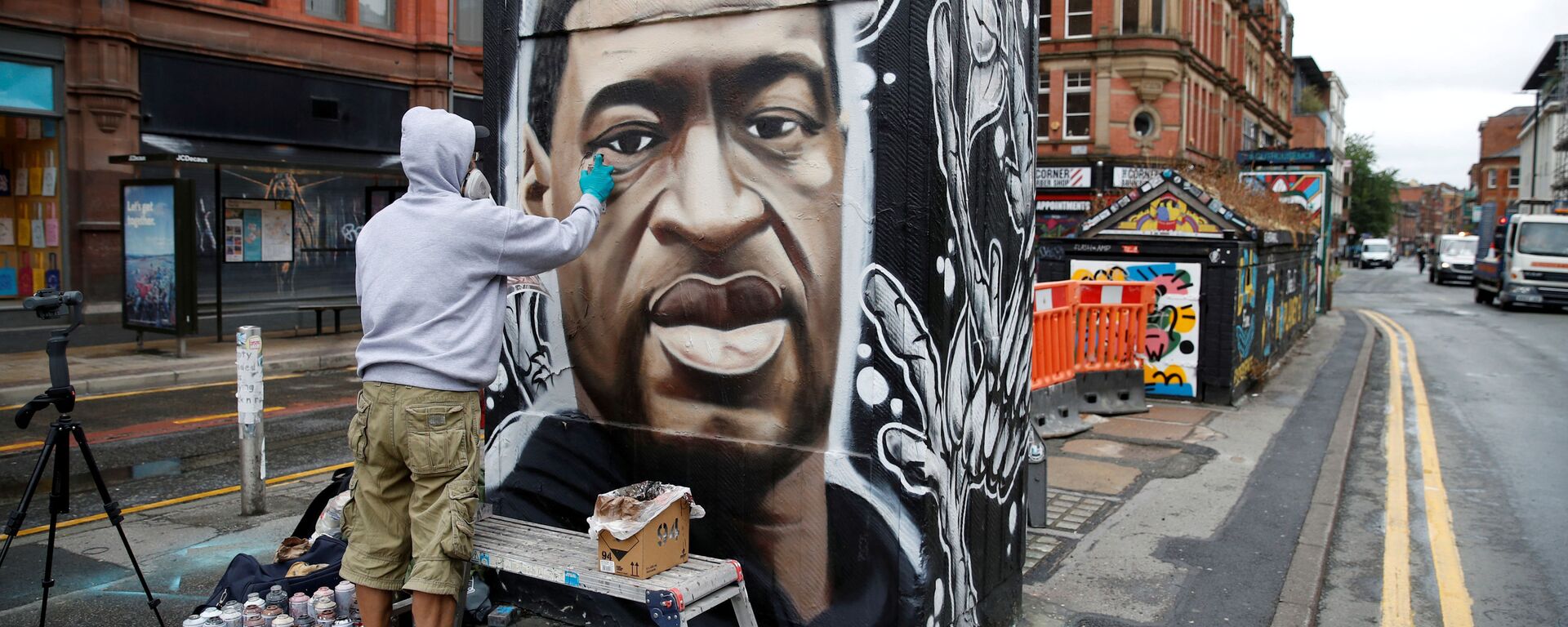  فنان الشوارع البريطاني أسكي، يرسم جدارية للمواطن الأمريكي من أصول أفريقية، جورج فلويد، في لندن، بريطانيا 3 يونيو 2020 - سبوتنيك عربي, 1920, 11.06.2020