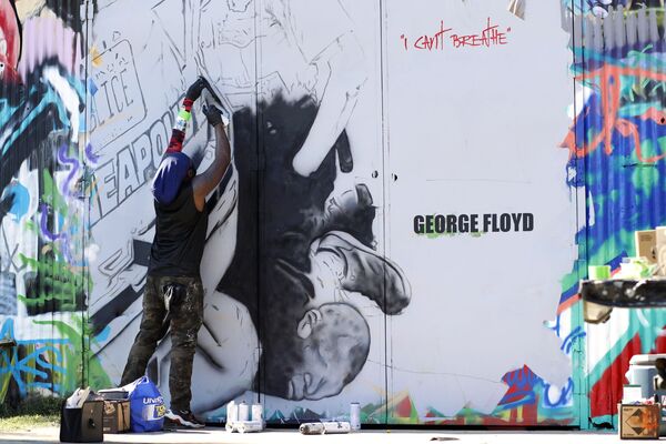  فنان الشوارع الأمريكي تيو بونتشيفيلي، يرسم جدارية للمواطن الأمريكي من أصول أفريقية، جورج فلويد، في دالاس، الولايات المتحدة 29 مايو 2020 - سبوتنيك عربي