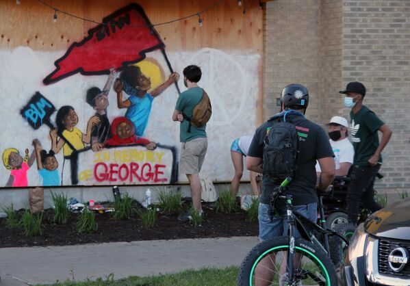  جدارية المواطن الأمريكي من أصول أفريقية، جورج فلويد، في مينيابولس، الولايات المتحدة 31 مايو 2020 - سبوتنيك عربي