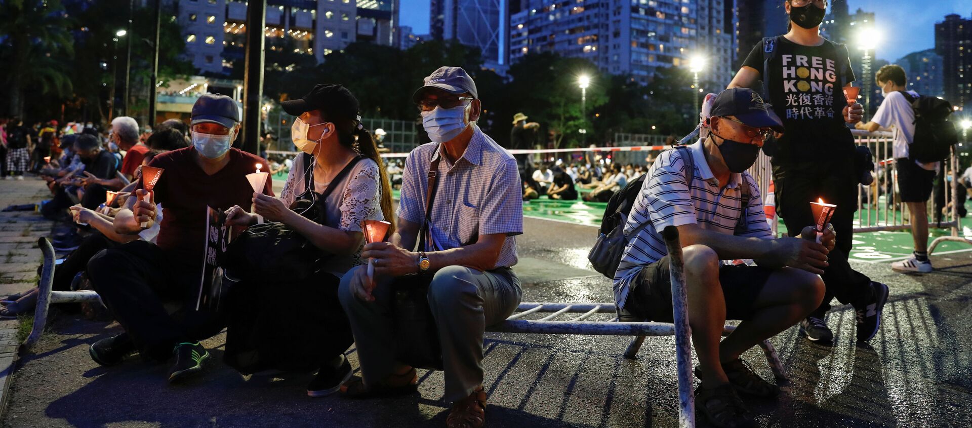 متظاهرون يشاركون في الوقفة الاحتجاجية على ضوء الشموع في هونغ كونغ للاحتفال بالذكرى الحادية والثلاثين لقمع الاحتجاجات المؤيدة للديمقراطية في ميدان تيانانمن في بكين عام 1989 - سبوتنيك عربي, 1920, 31.01.2021