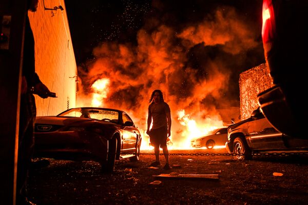 سيارات مشتعلة خلال احتجاجات جورج فلويد في مينيابوليس 30 مايو 2020 - سبوتنيك عربي
