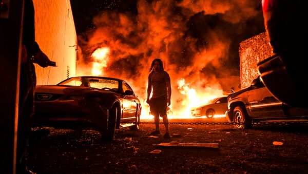سيارات مشتعلة خلال احتجاجات جورج فلويد في مينيابوليس 30 مايو 2020 - سبوتنيك عربي
