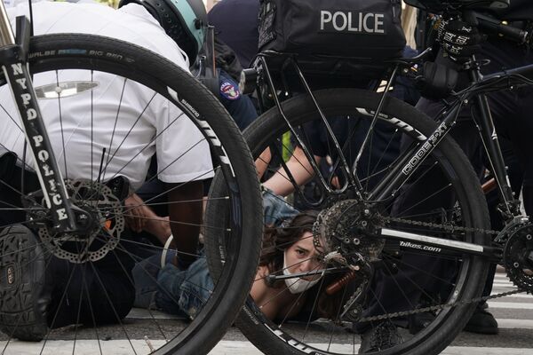 إلقاء القبض على أحد المشاركين في احتجاجات جورج فلويد في  نيويورك 1 يونيو 2020 - سبوتنيك عربي