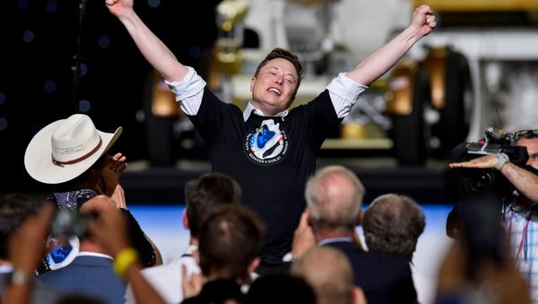 مؤسس SpaceX، إلون ماسك، بعد إطلاق صاروخ Falcon 9 من منصة إطلاق مركز كينيدي للفضاء التابعة لوكالة الفضاء الدولية ناسا في فلوريدا، الولايات المتحدة، 30 مايو 2020 - سبوتنيك عربي