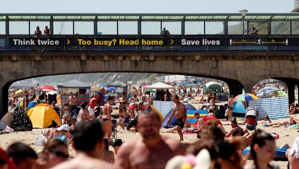 إعادة فتح شاطئ بوسكومب في بورنماوث أمام المواطنين البريطانيين، بعد إغلاق تام دام أكثر من شهرين بسبب تفشي فيروس كورونا في جنوب إنجلترا، 30 مايو 2020 - سبوتنيك عربي