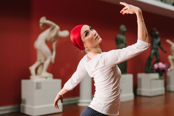 راقصة باليه الروسية يكاتيرينا شيبولينا تشارك في حفل عبر الإنترنت، في إطار مهرجان غابة الكرز في متحف بوشكين في موسكو، روسيا، 30 مايو 2020 - سبوتنيك عربي