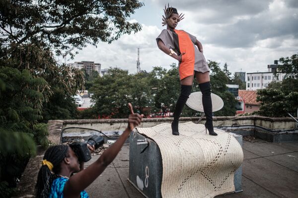 المصورة الكينية باربرا مينيشي ومصممة الأزياء وامبوي ثيمبا خلال جلسة تصوير على سطح أحد المنازل في نيروبي، كينيا 1 يونيو 2020 - سبوتنيك عربي