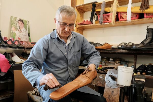 صانع أحذية، غريغوري لوب، يصنع حذاء طويلا من الجلد لتسهيل تطبيق قاعدة التباعد الاجتماعي في كلوج نابوكا، رومانيا 29 مايو 2020 - سبوتنيك عربي