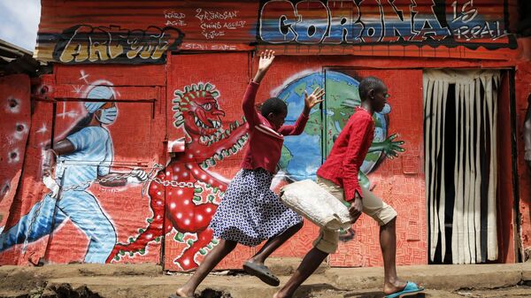 أطفال يركضون على خلفية غرافيني كورونا في نيروبي، كينيا 3 يونيو 2020 - سبوتنيك عربي