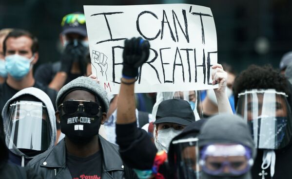لافتة لا أستطيع التنفس، عبارة المواطن الأمريكي المقتول على يد شرطي، في احتجاجات جورج فلويد في  نيويورك، 2 يونيو 2020 - سبوتنيك عربي