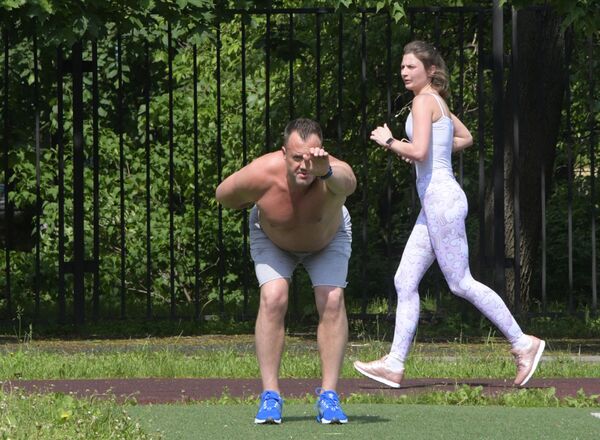 أشخاص يمارسون رياضة الركض في المنتزه المركزي باسم ماكسيم غوركي في موسكو، روسيا  7 يونيو 2020 - سبوتنيك عربي