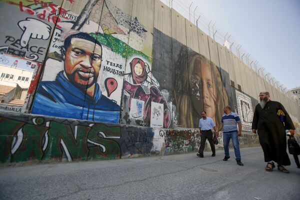 رسم غرافيتي لجورج فلويد على الجدار الفاصل في بيت لحم، الضفة الغربية المحتلة، يونيو/ حزيران 2020 - سبوتنيك عربي