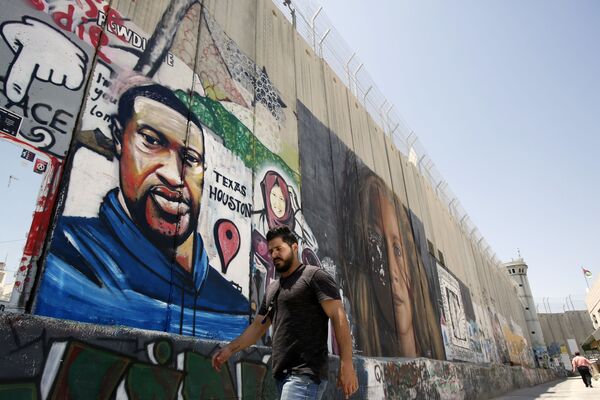 رسم غرافيتي لجورج فلويد على الجدار الفاصل في بيت لحم، الضفة الغربية المحتلة، يونيو/ حزيران 2020 - سبوتنيك عربي