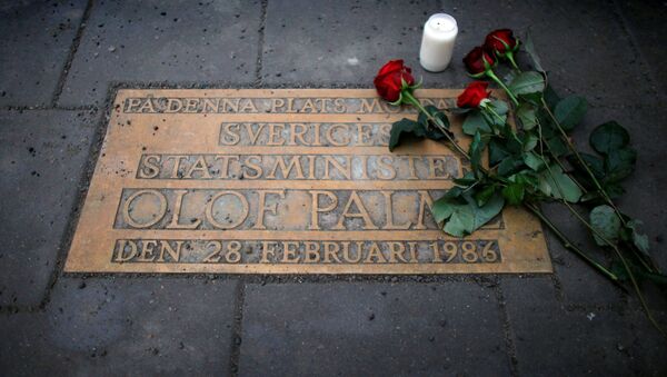 باقة ورود على لوحة تشير إلى المكان الذي أصيب فيه رئيس الوزراء السويدي أولوف بالمه بالرصاص في ستوكهولم - سبوتنيك عربي