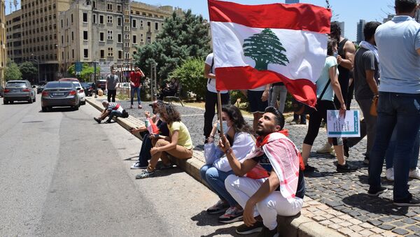اعتصام أمام السراي الحكومي وسط بيروت احتجاجاً على ارتفاع الدولار - سبوتنيك عربي