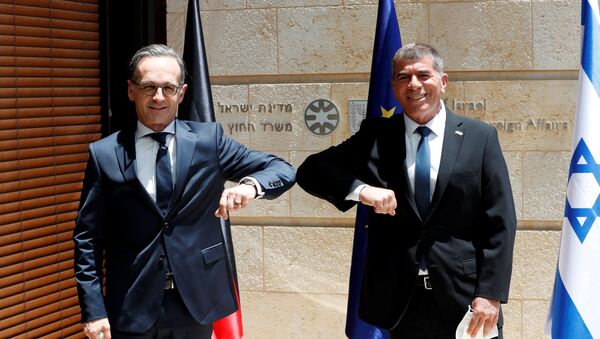 وزير الخارجية الإسرائيلي غابي أشكنازي ونظيره الألماني هيكو ماس يحيان بعضهما البعض خلال لقائهما في القدس - سبوتنيك عربي