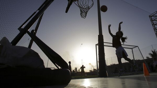 فتاة صغيرة أثناء التدريبات في فريق رياضي تابع لنادي سعودي خاص في جدة   - سبوتنيك عربي