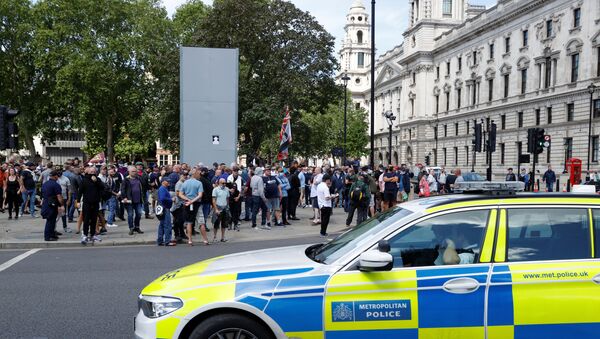 يمينيون يتجمعون عند تمثال تشرشل في لندن قبل احتجاج لمناهضي العنصرية في لندن - سبوتنيك عربي