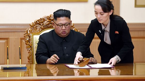 كيم يو جونغ شقيقة الزعيم الكوري الشمالي كيم جونغ أون تساعد كيم في توقيع بيان مشترك عقب القمة مع الرئيس الكوري الجنوبي مون جاي إن في بيت ضيافة بايخواون في بيونغ يانغ في كوريا الشمالية - سبوتنيك عربي