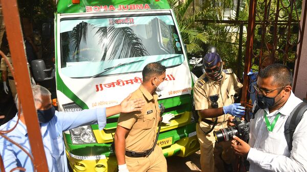 سيارة إسعاف تنقل جثمان الممثل الهندي سوشانت سينع راجبوت بعد انتحاره داخل منزله في مومباي، الهند، 14 يونيو/ حزيران 2020 - سبوتنيك عربي
