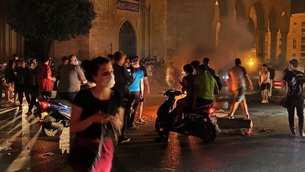 احتجاجات واسعة النطاق في بيروت، بسبب سوء الأحوال الاقتصادية في لبنان، يونيو 2020 - سبوتنيك عربي
