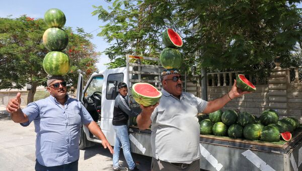 بائعان فلسطينيان على مدخل مدينة أريحا،  12يونيو/ حزيران 2020 - سبوتنيك عربي