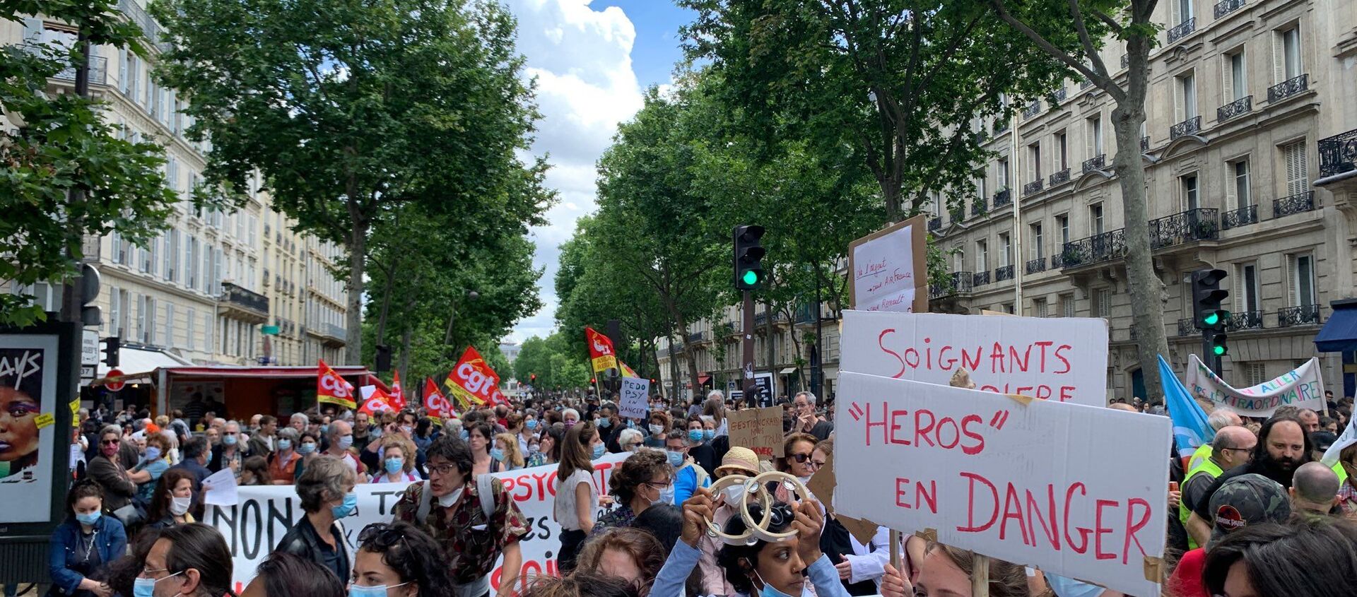 مظاهرات الأطباء يطالبون بتحسين شروط العمل في باريس، فرنسا 16 يونيو 2020 - سبوتنيك عربي, 1920, 12.09.2021