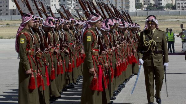 ضابط في الجيش الأردني يتفقد حرس الشرف استعدادًا لوصول الأمير البريطاني ويليام إلى مطار عمان  - سبوتنيك عربي