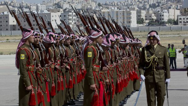 ضابط في الجيش الأردني يتفقد حرس الشرف استعدادًا لوصول الأمير البريطاني ويليام إلى مطار عمان  - سبوتنيك عربي