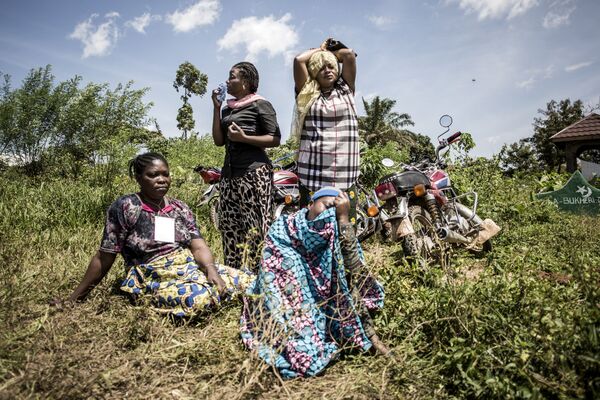 صورة بعنوان إيبولا. الكونغو.، للمصور جنوب الأفريقي جون ويسل، في فئة الأخبار الرئيسية. سلسلة صور.، ضمن القائمة القصيرة لمسابقة أندريه ستينين التصوير الصحفي المحترف - سبوتنيك عربي
