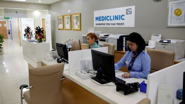 موظفون في مستشفى ميديكلينيك في دبي - سبوتنيك عربي