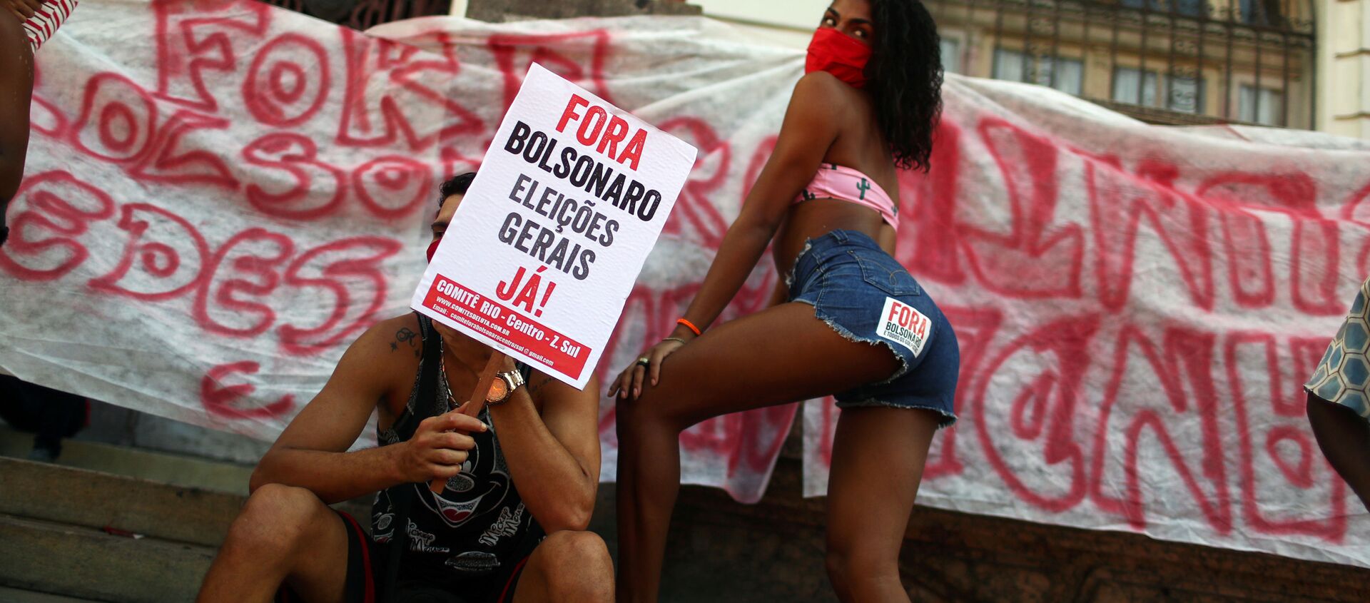 متظاهر يحمل لافتة مكتوب عليها بولسونارو إلى الخارج، الانتخابات العامة الآن! أثناء احتجاجات ضد الرئيس البرازيلي الحالي جويير بولونارو في ريو دي جانيرو، البرازيل، 13 يونيو 2020 - سبوتنيك عربي, 1920, 29.05.2021