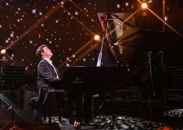 عازف البيانو المشهور، الروسي دنيس ماتسويف، خلال حفل  شو أون عبر الإنترنت، 13 يونيو 2020 - سبوتنيك عربي