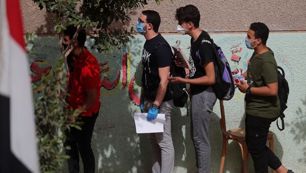 طلاب الثانوية العامة في مصر يرتدون أقنعة واقية أثناء حضورهم في اليوم الأول من الامتحانات وسط مخاوف من تفشي مرض فيروس كورونا - سبوتنيك عربي