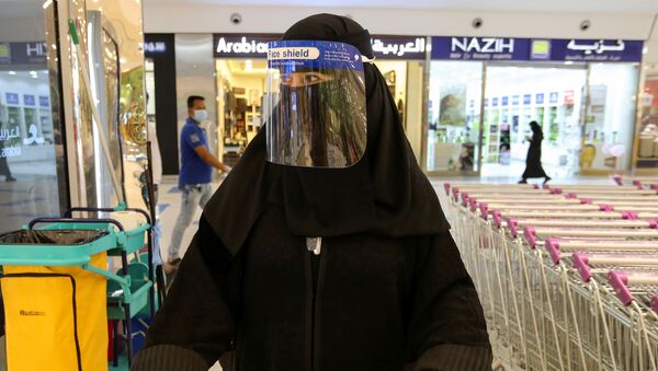 امرأة سعودية ترتدي واقٍ للوجه تتسوق في سوبرماركت بعد تفشي فيروس كورونا بالرياض - سبوتنيك عربي