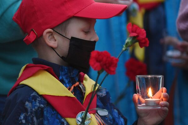 المشاركون في فعالية مراقبة الذاكرة. النار الخالدة في حديقة ألكسندر في موسكو، 22 يونيو 2020 - سبوتنيك عربي