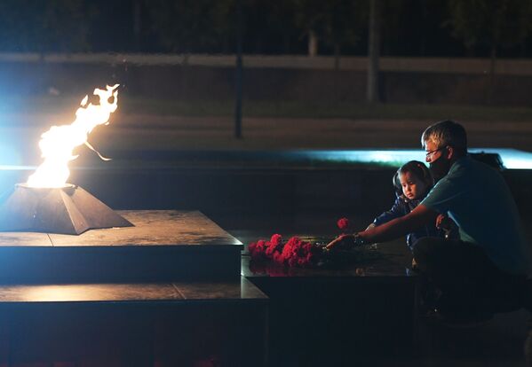 المشاركون في فعالية شمعة الذكرى في حديقة النصر في مدينة قازان، 21 يونيو 2020 - سبوتنيك عربي