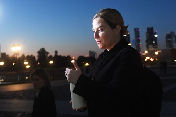 وزيرة الثقافة الروسية أولغا ليوبيموفا، تشارك في فعالية شمعة الذكرى في حديقة النصر في موسكو، 21 يونيو 2020 - سبوتنيك عربي
