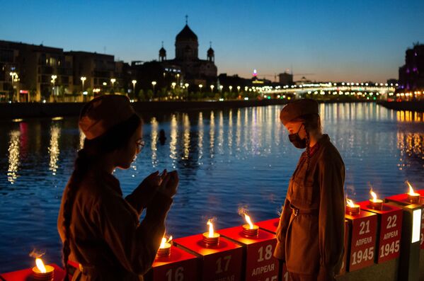 متطوعون في فعالية خط الذكرى على ضفة كريمسكايا لنهر موسكو في موسكو، 21 يونيو 2020 - سبوتنيك عربي