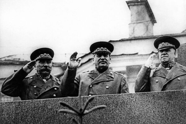 القائد الأعلى للقوات المسلحة السوفيتية جوزيف ستالين خلال حضوره للعرض العسكري الأول بمناسبة النصر على ألمانيا النازية في الحرب الوطنية العظمى (1941-1945) على الساحة الحمراء، موسكو 24 يونيو/ حزيران 1945 - سبوتنيك عربي