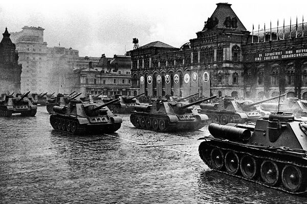 العرض العسكري الأول بمناسبة النصر على ألمانيا النازية في الحرب الوطنية العظمى (1941-1945) على الساحة الحمراء، موسكو 24 يونيو/ حزيران 1945 - سبوتنيك عربي