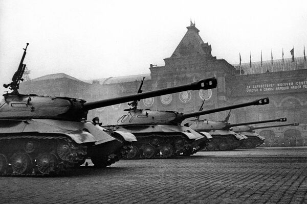 الدبابات التي شاركت في المعارك تشارك في العرض العسكري الأول بمناسبة النصر على ألمانيا النازية في الحرب الوطنية العظمى (1941-1945) على الساحة الحمراء، موسكو 24 يونيو/ حزيران 1945 - سبوتنيك عربي