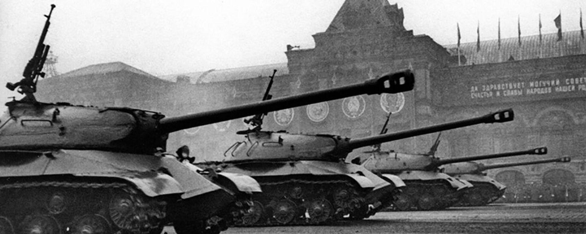الدبابات التي شاركت في المعارك تشارك في العرض العسكري الأول بمناسبة النصر على ألمانيا النازية في الحرب الوطنية العظمى (1941-1945) على الساحة الحمراء، موسكو 24 يونيو/ حزيران 1945 - سبوتنيك عربي, 1920, 25.01.2021