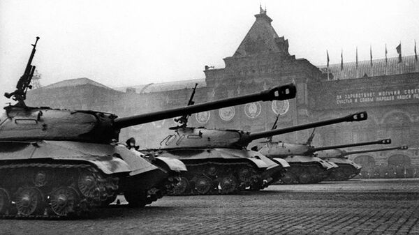الدبابات التي شاركت في المعارك تشارك في العرض العسكري الأول بمناسبة النصر على ألمانيا النازية في الحرب الوطنية العظمى (1941-1945) على الساحة الحمراء، موسكو 24 يونيو/ حزيران 1945 - سبوتنيك عربي