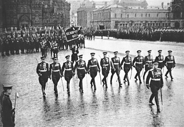 العرض العسكري الأول بمناسبة النصر على ألمانيا النازية في الحرب الوطنية العظمى (1941-1945)، الساحة الحمراء، موسكو 24 يونيو/ حزيران 1945 - سبوتنيك عربي