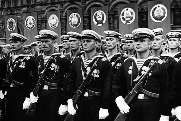 العرض العسكري الأول بمناسبة النصر على ألمانيا النازية في الحرب الوطنية العظمى (1941-1945)، قوات البحرية السوفيتية على الساحة الحمراء، موسكو 24 يونيو/ حزيران 1945 - سبوتنيك عربي