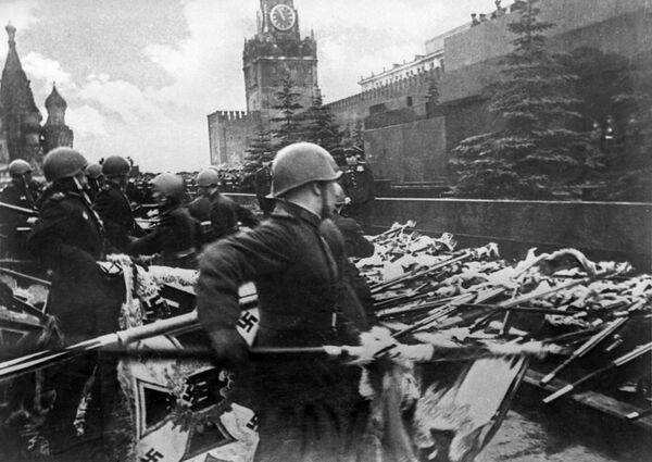 قوات هتلر النازية المهزومة تسلّم راياتها على الساحة الحمراء في العرض العسكري الأول بمناسبة النصر على ألمانيا النازية في الحرب الوطنية العظمى، موسكو 24 يونيو/ حزيران 1945 - سبوتنيك عربي