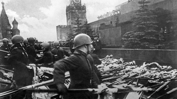 قوات هتلر النازية المهزومة تسلّم راياتها على الساحة الحمراء في العرض العسكري الأول بمناسبة النصر على ألمانيا النازية في الحرب الوطنية العظمى، موسكو 24 يونيو/ حزيران 1945 - سبوتنيك عربي